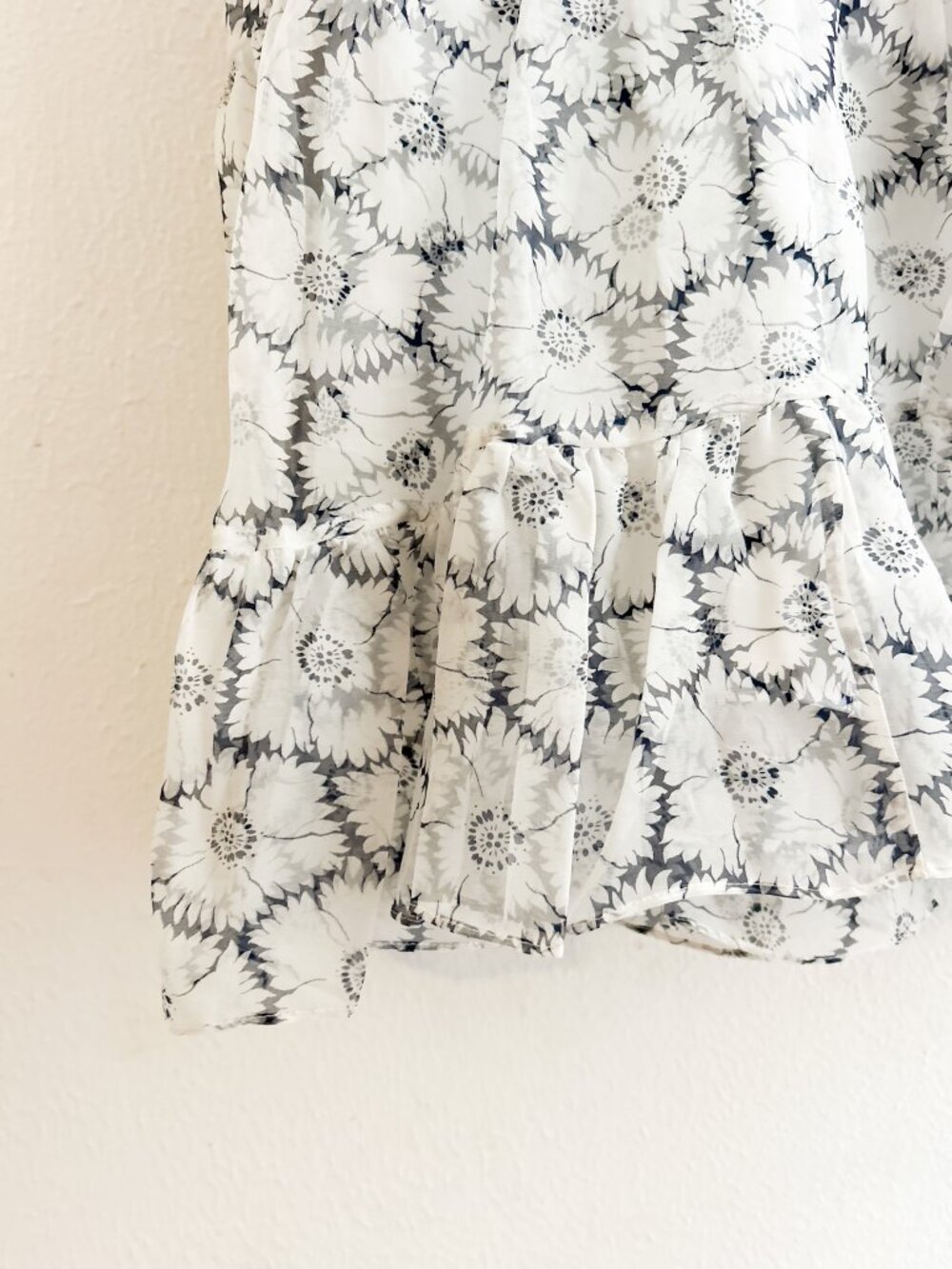 Cinq a Sept Esther Floral Ruffle Hem 100% Silk Top | XS - Picture 8 of 10